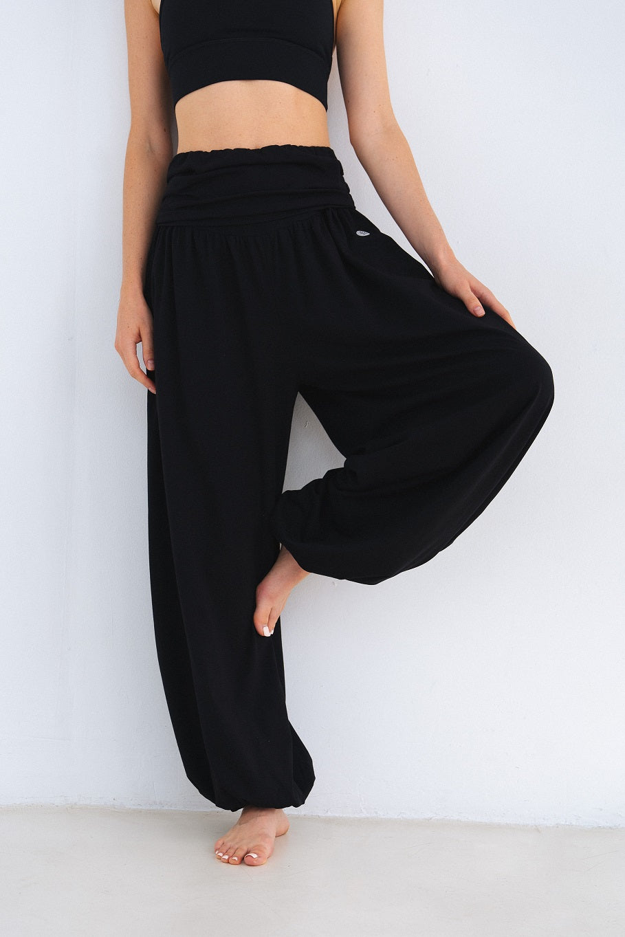 black alladin yoga pants